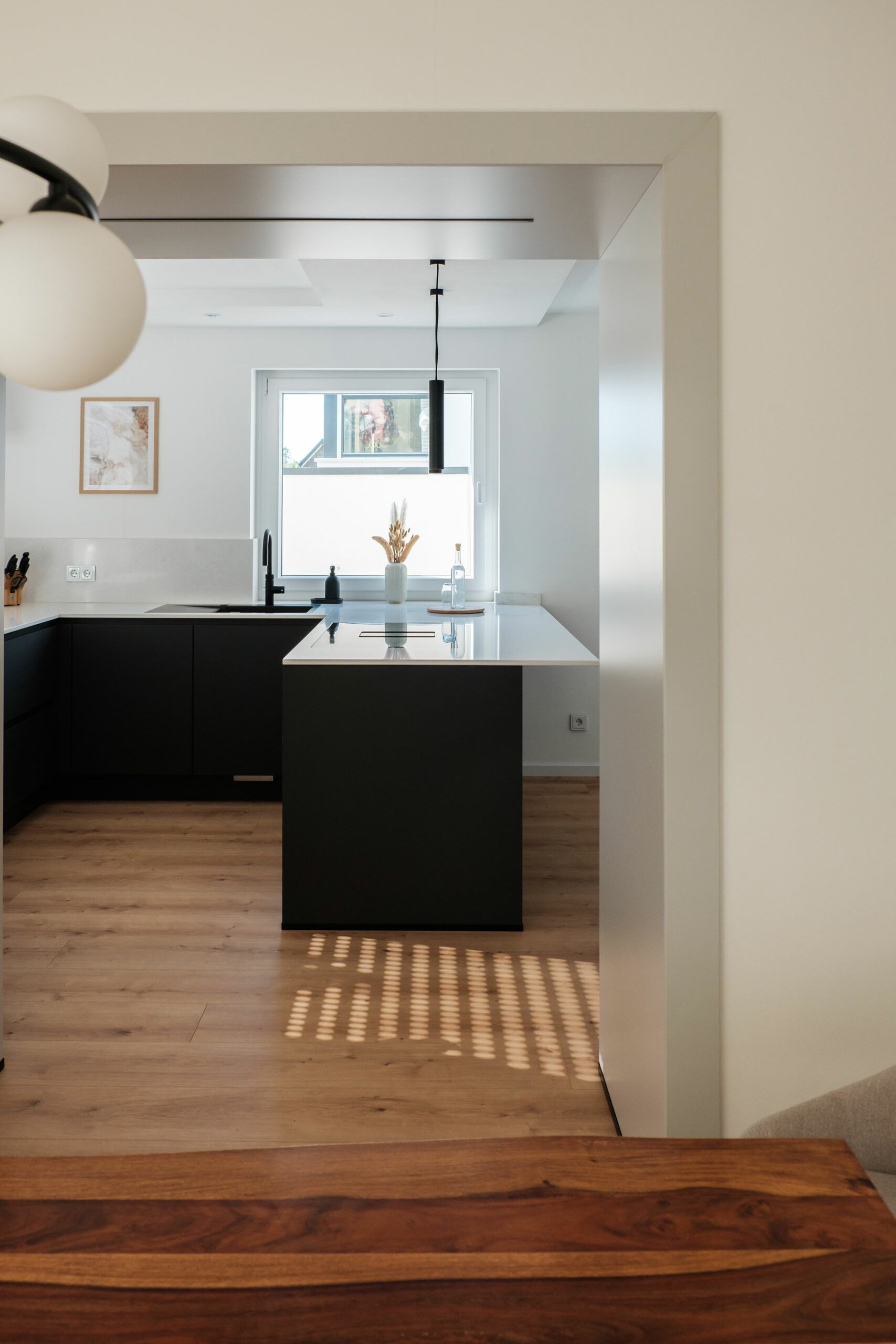 Moderne Küche mit Mamor Arbeitsplatte