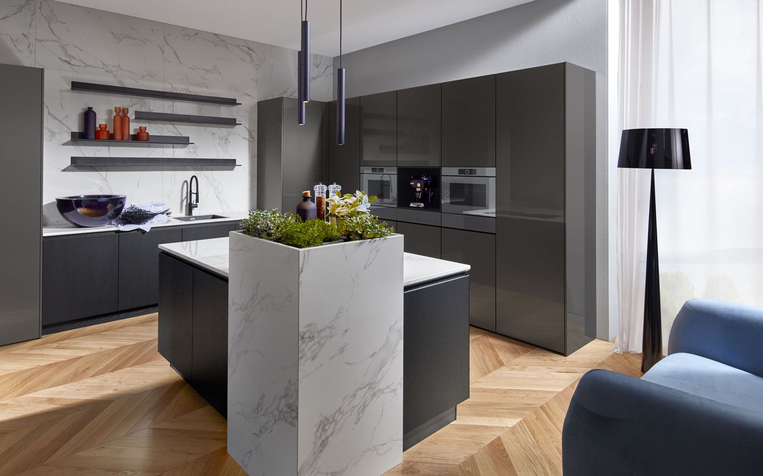 Moderne dunkle Küche mit Marmor Blumenbeet als Deko