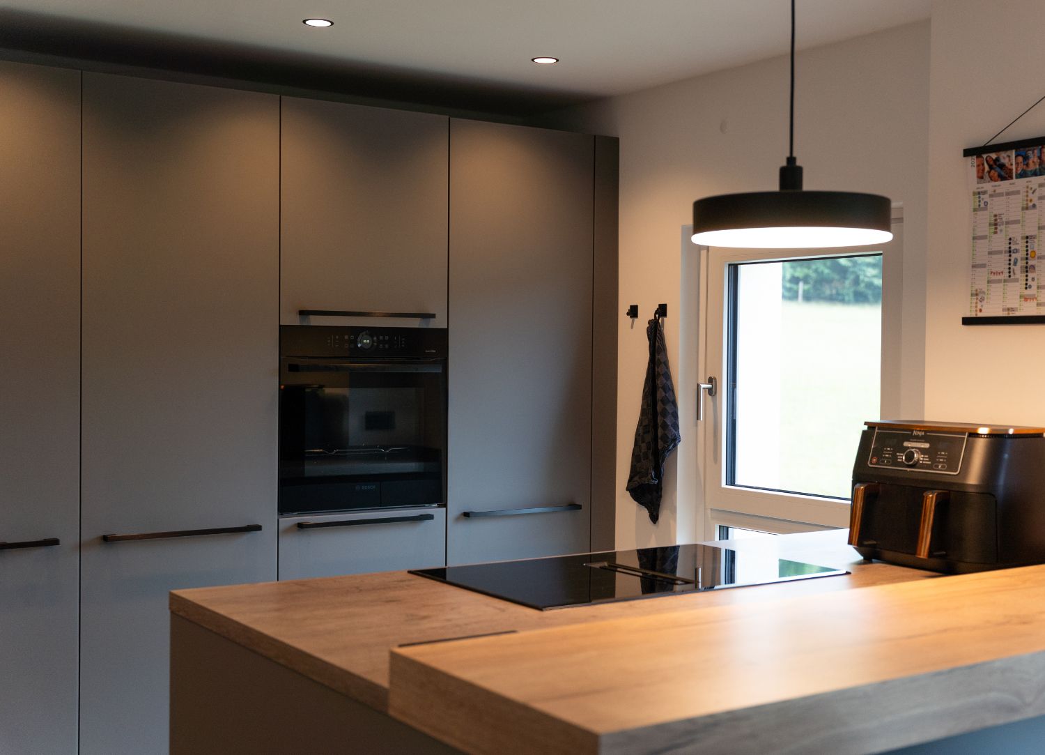 Moderne dunkle Küche mit Holz