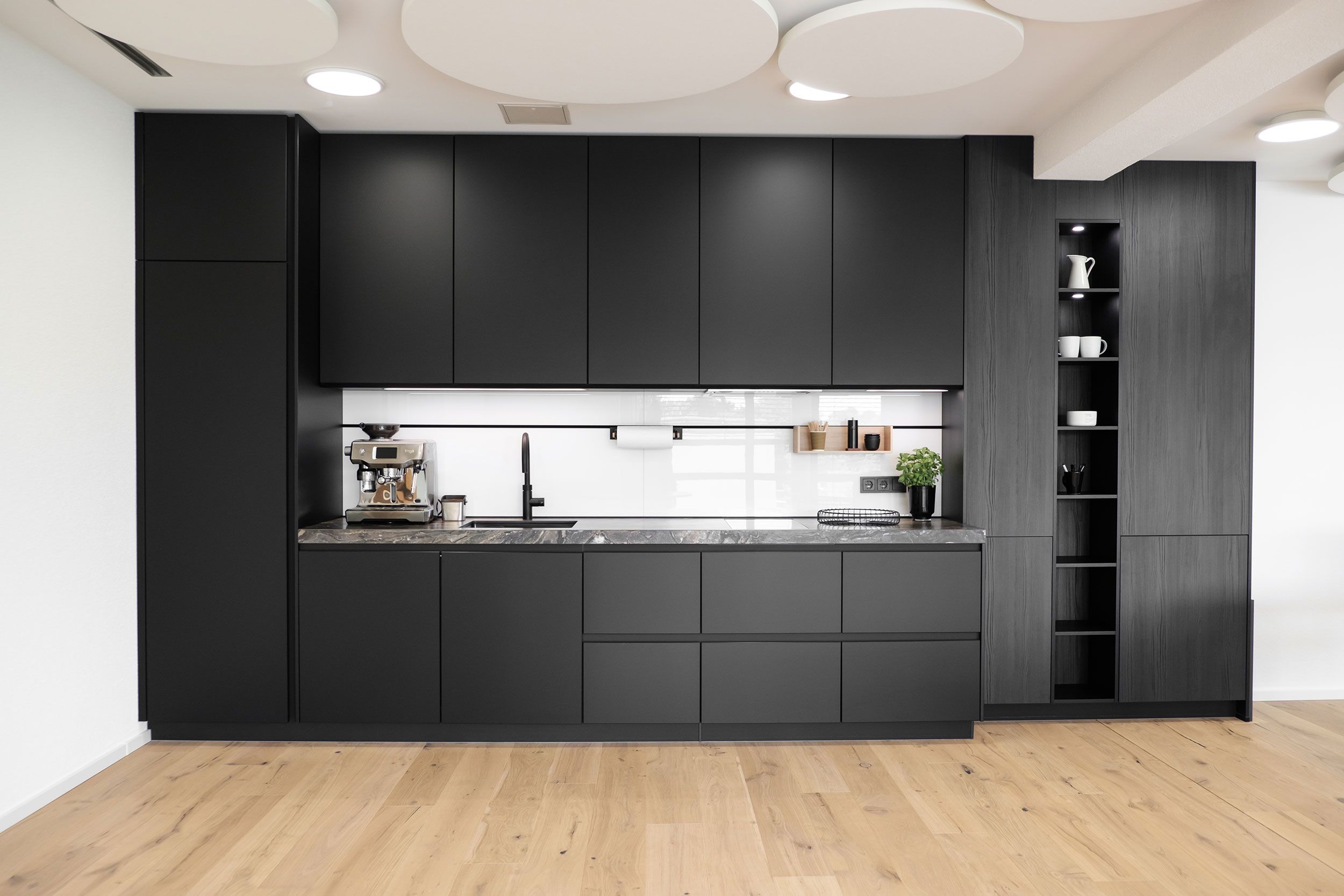 Moderne schwarze Küchenzeile