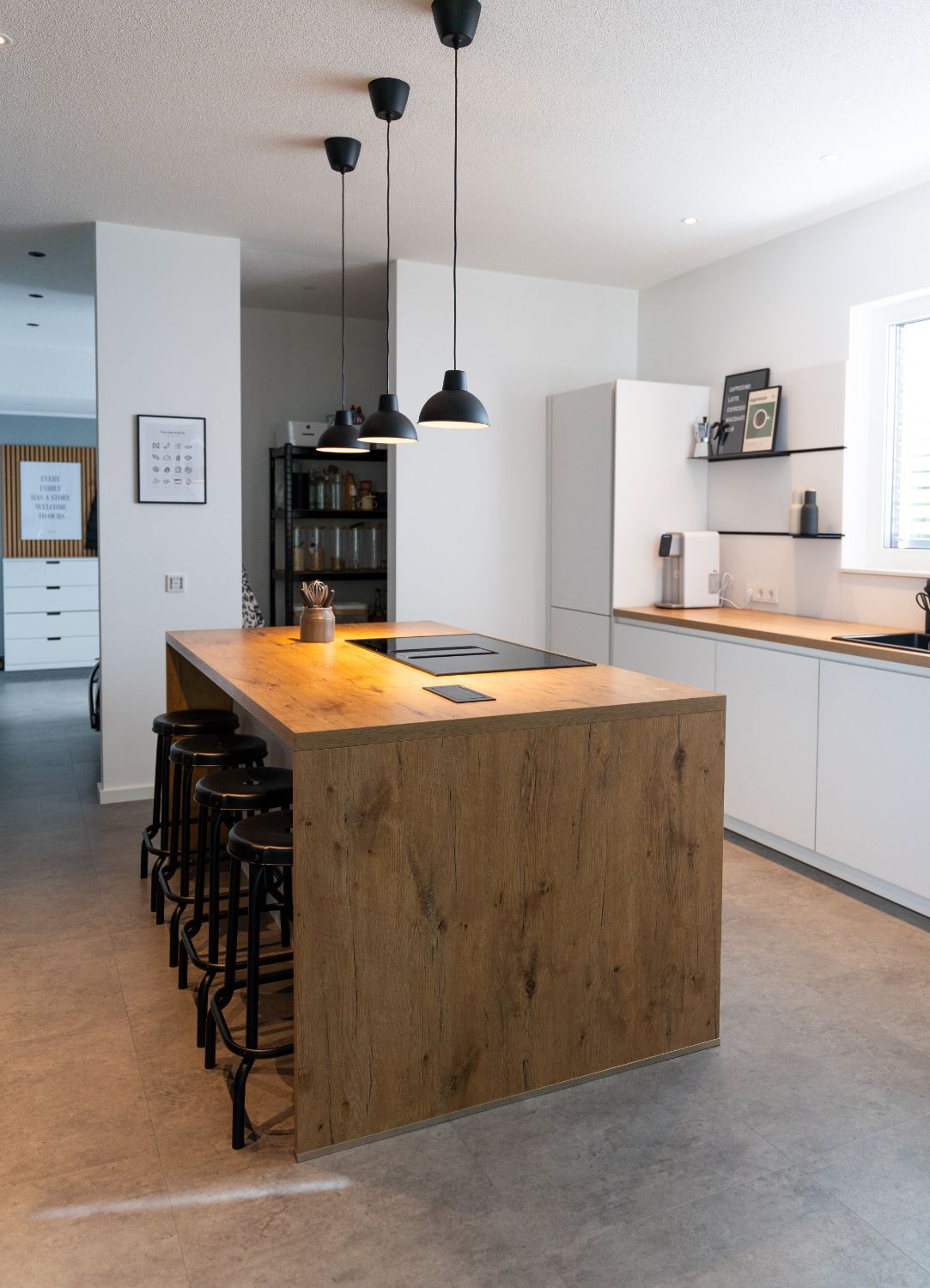 Moderne Küche mit Insel aus Holz