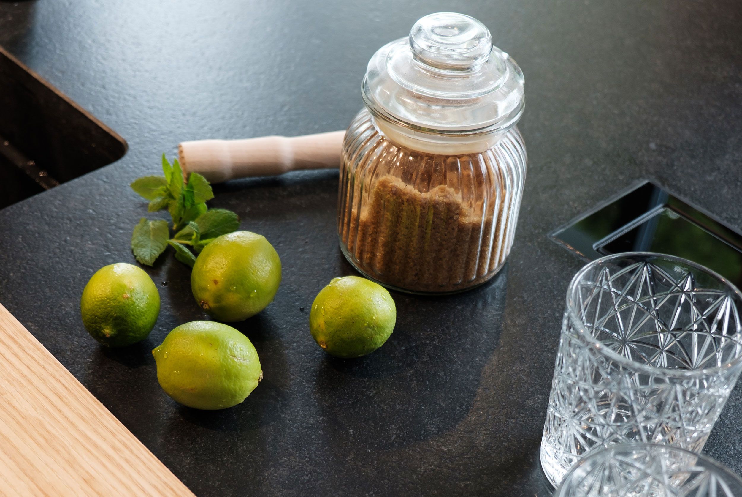 Zutaten für einen Cocktail liegen auf der Küchen-Arbeitsplatte