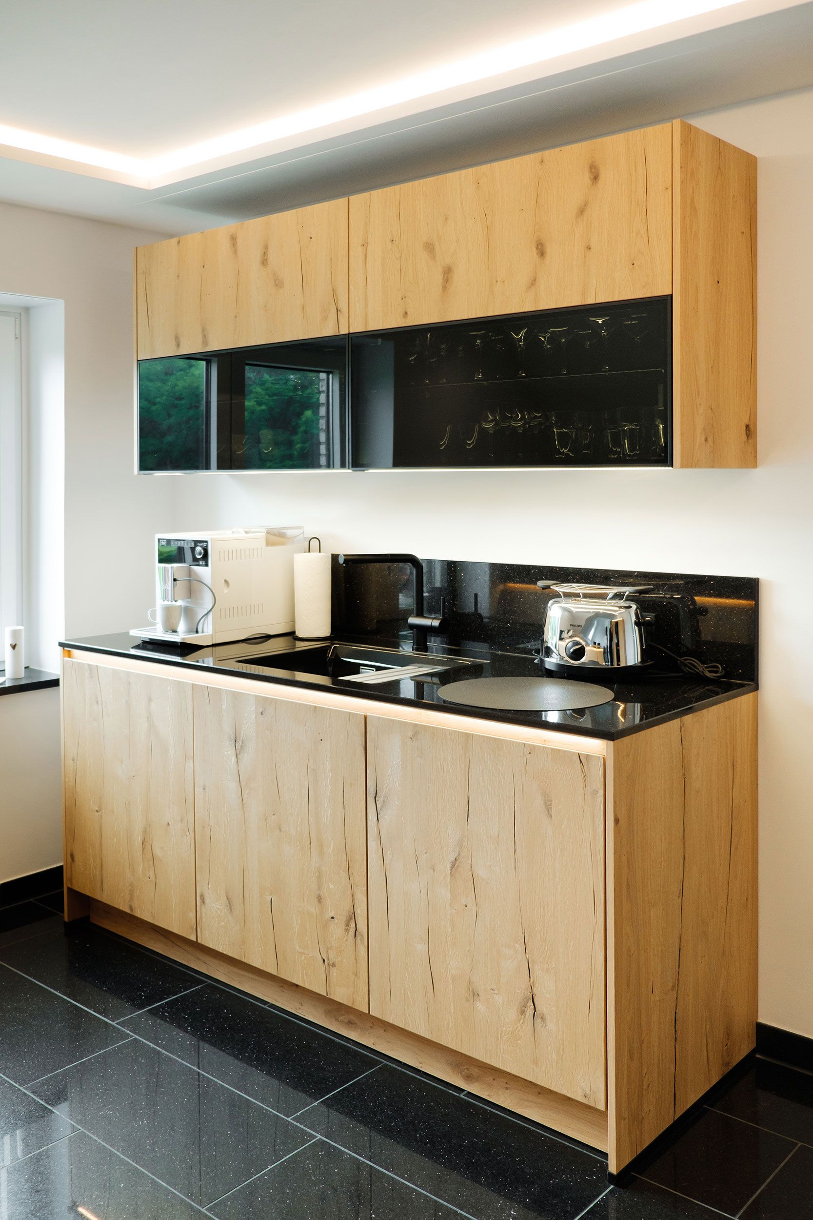 Kleiner moderner Küchenblock für die Wohnung