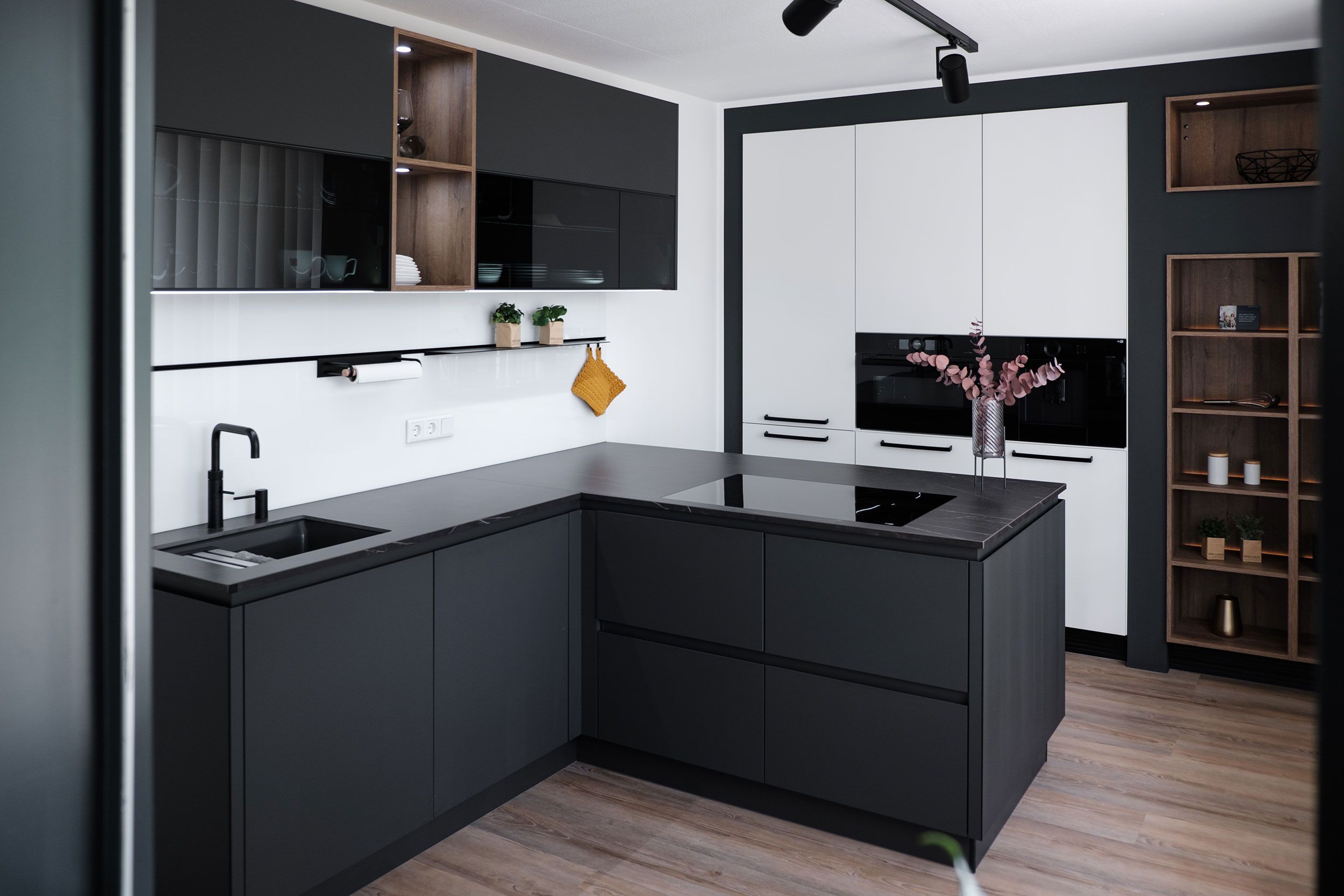 Moderne Küche in den Farben Schwarz und Weiß