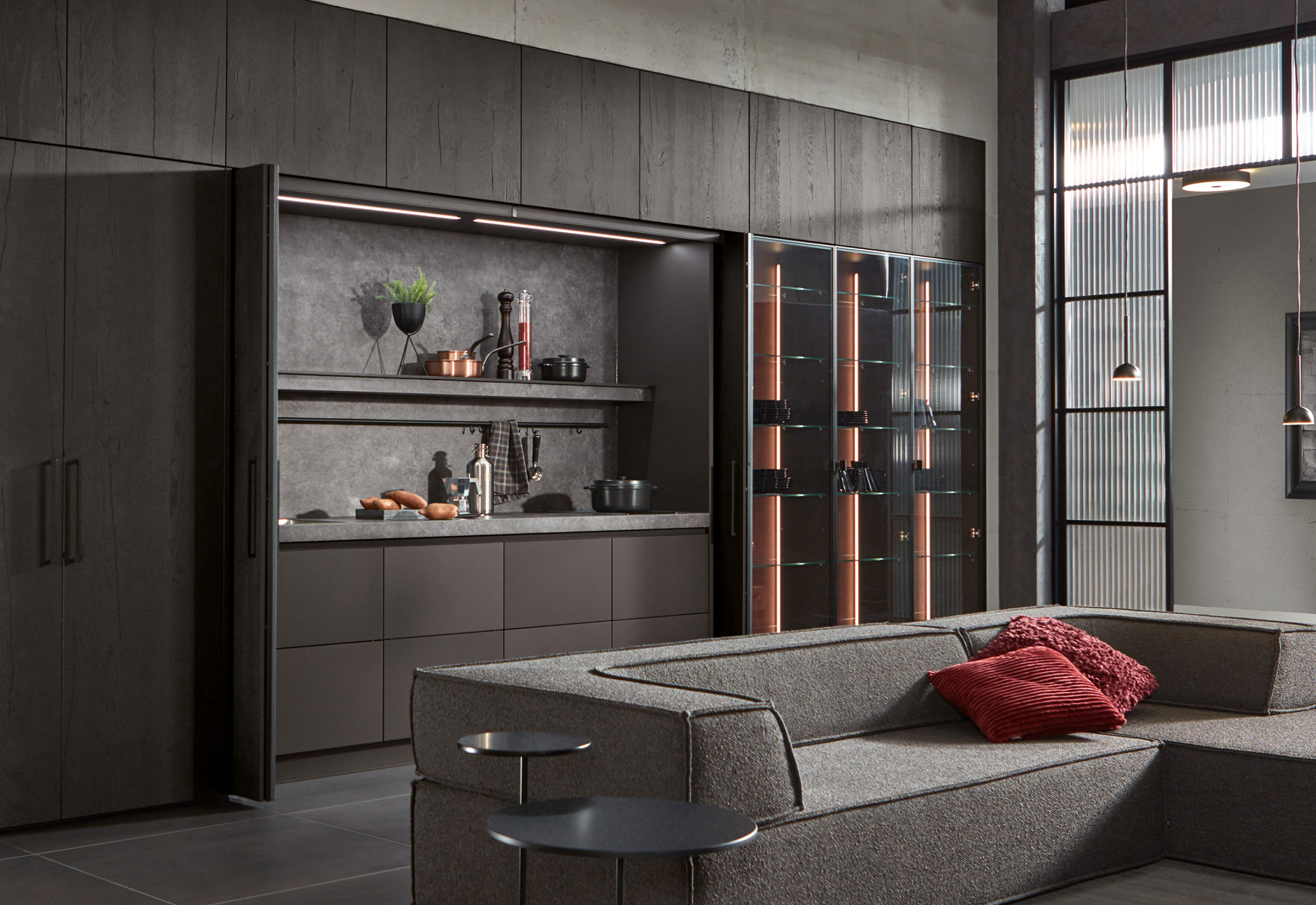 Designküche im Schrank offen im Wohnraum